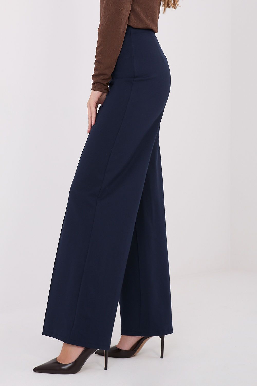 Elegant wide leg trousers for women by Rue Paris, showcasing a high waist design that accentuates the waist and slims the silhouette.