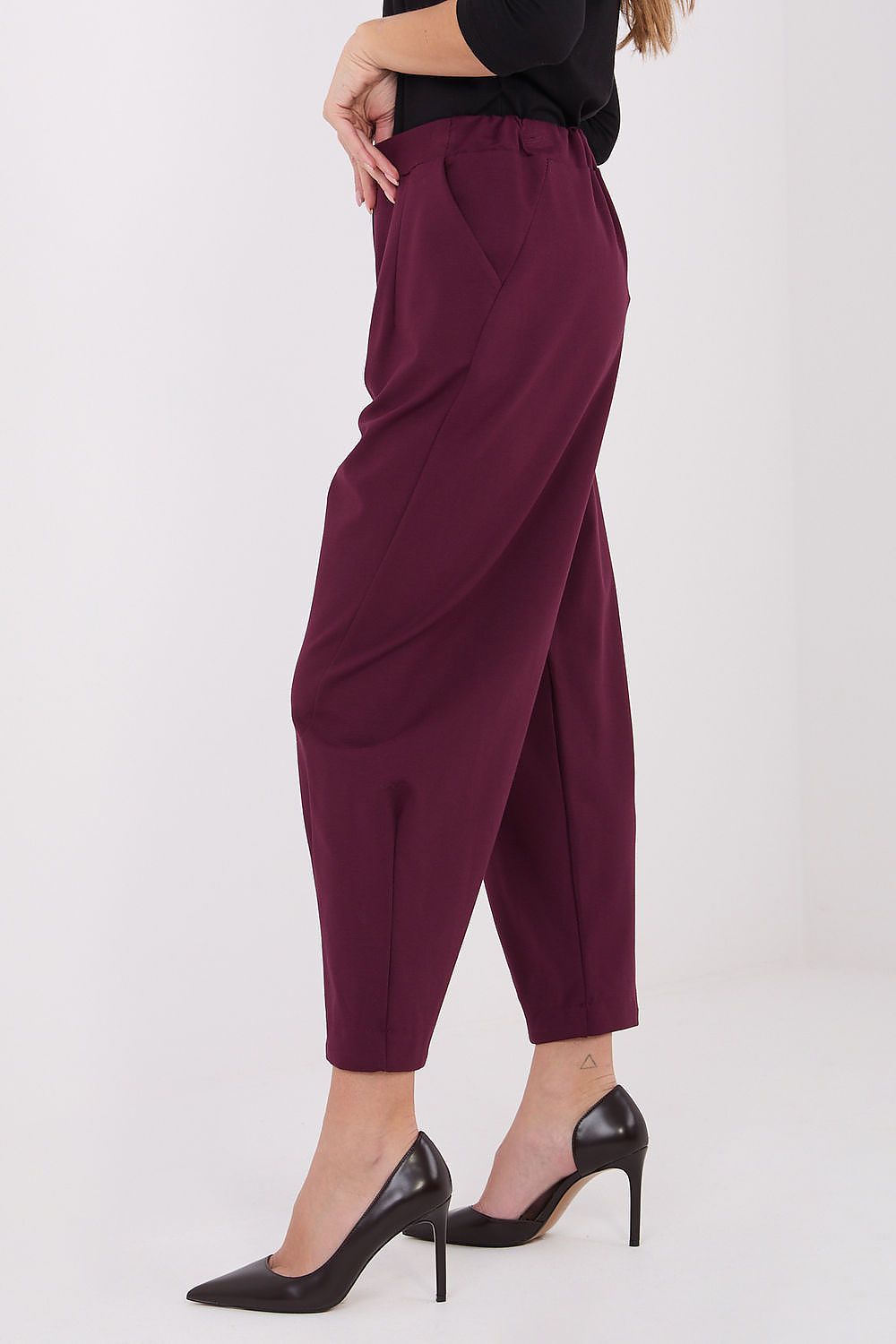 Comfortable high-waisted trousers by Rue Paris, displayed on a model, perfect for modern styling with elegant draping.