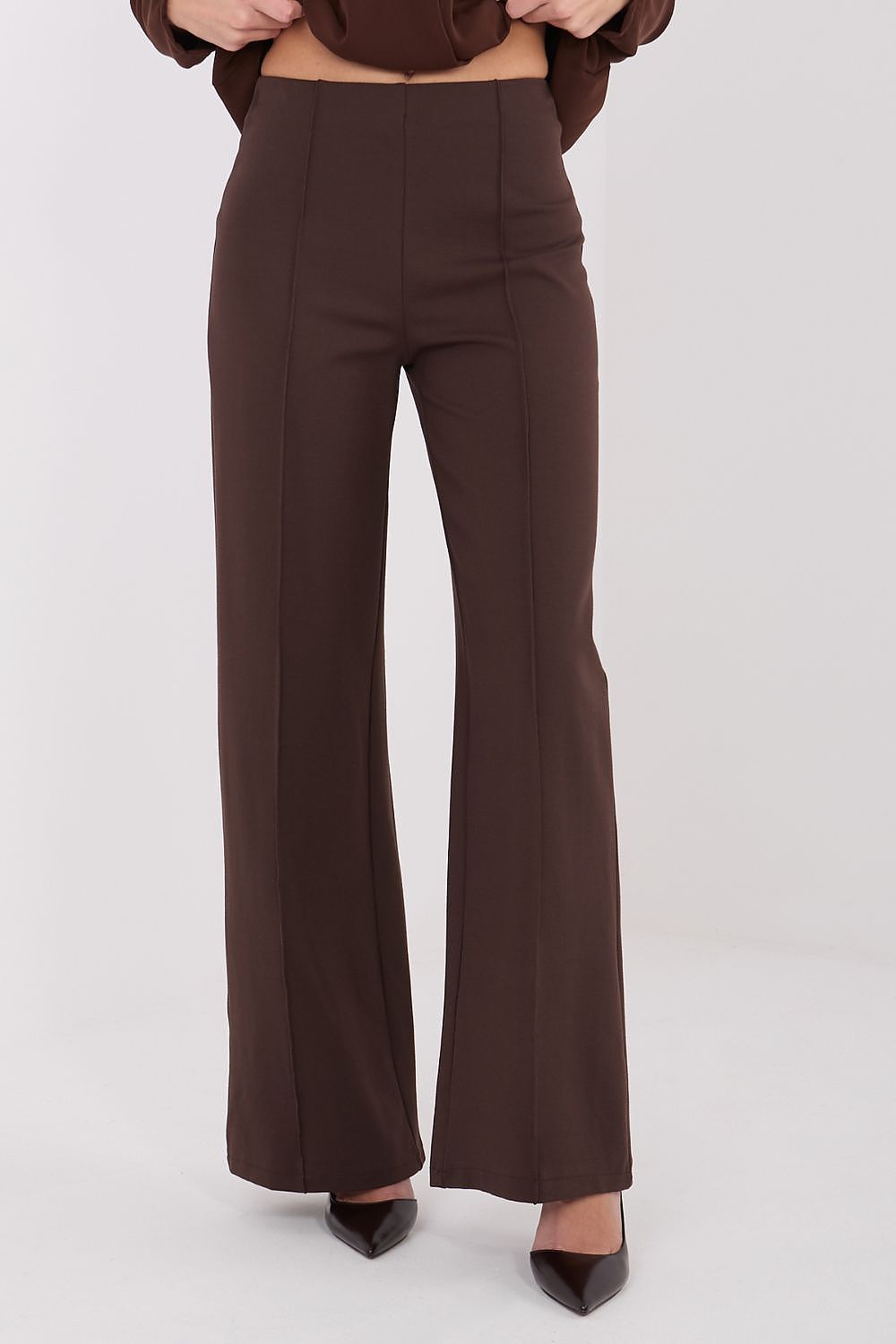 Versatile wide leg trousers by Rue Paris with a modern character, suitable for various occasions, complemented by a smooth pattern.