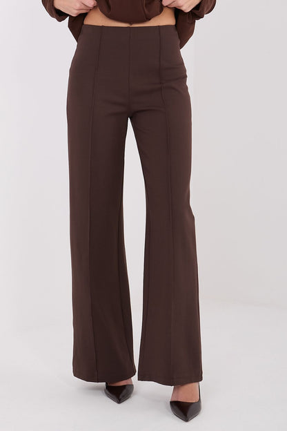 Versatile wide leg trousers by Rue Paris with a modern character, suitable for various occasions, complemented by a smooth pattern.