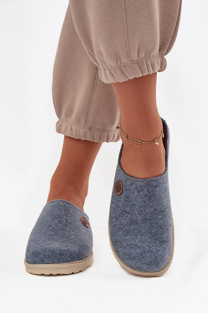 Chic Inblu felt slippers showcasing a wide, rounded toe design, promoting a perfect fit and unrestricted movement.