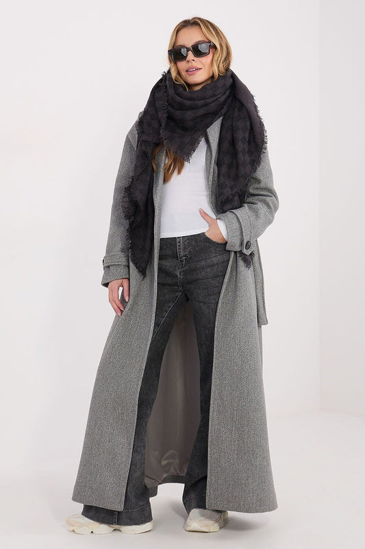 Luxurious 148x148cm viscose-wool geometric shawl by AT, featuring elegant fringes and a modern pattern for sophisticated styling.