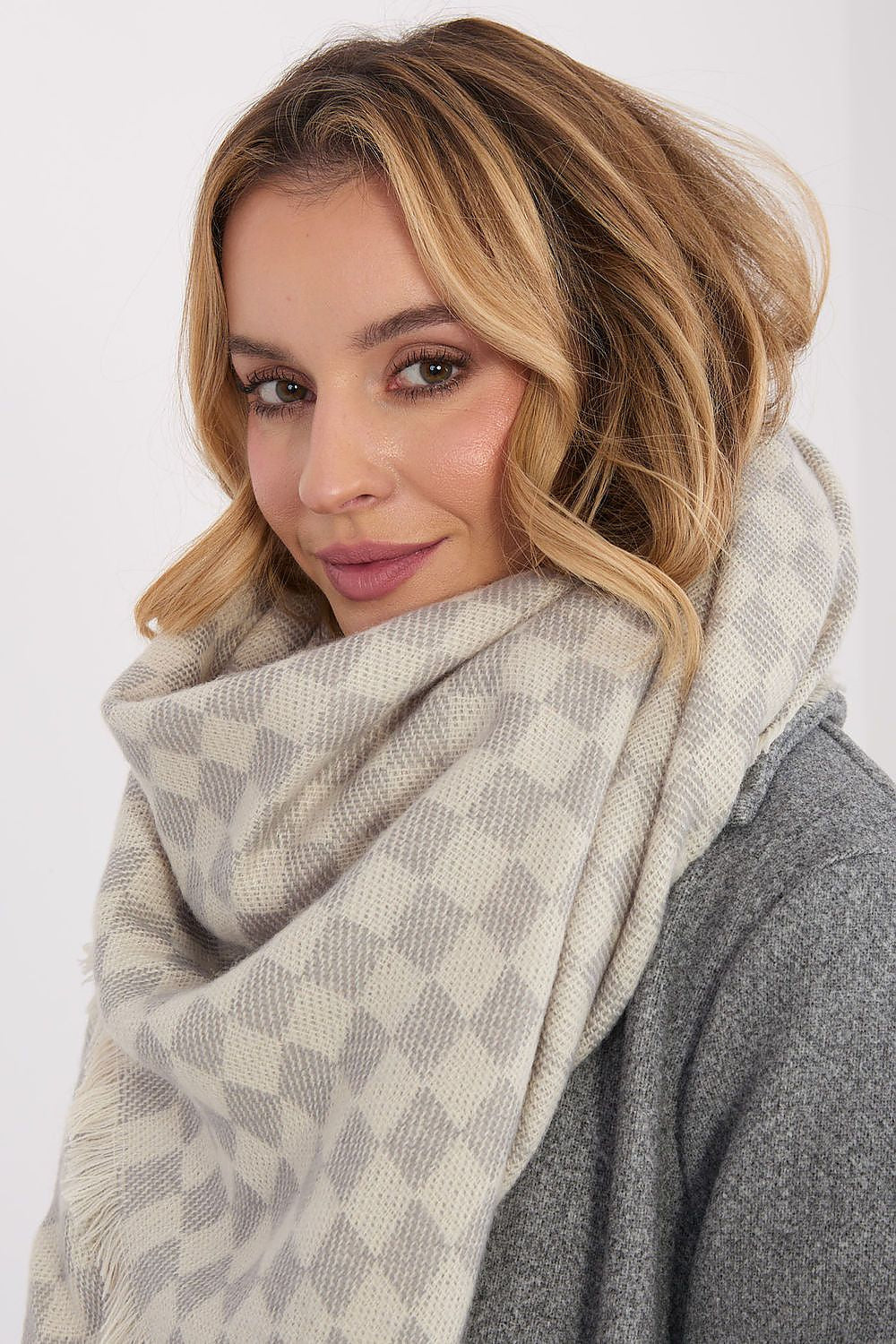 Elegant 148x148cm geometric shawl with fringes by AT, showcasing a luxurious blend of viscose and wool.