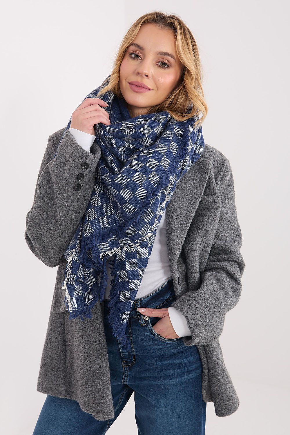 Luxurious 148x148cm geometric shawl with fringes, made of a high-quality viscose and wool blend by AT, showcasing elegant styling possibilities.