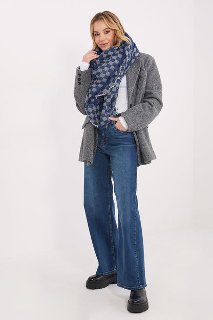 Close-up of the intricate geometric pattern on the exquisite viscose-wool shawl by AT, measuring 148x148cm, adorned with delicate fringes.