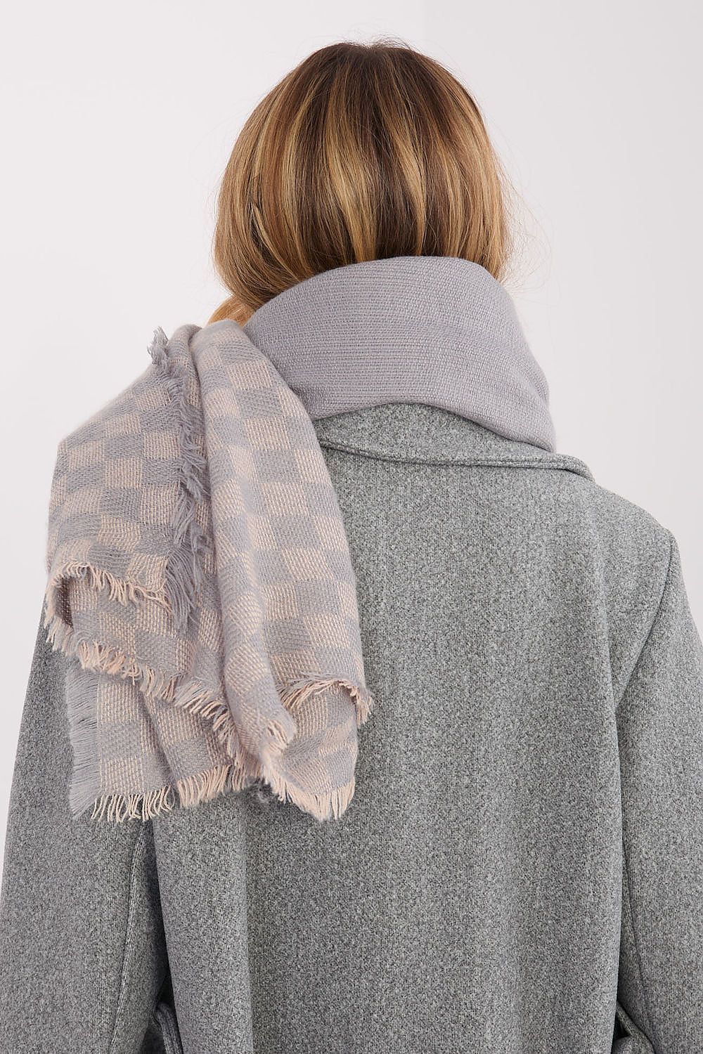 Elegant scarf by AT made of 80% viscose and 20% wool, featuring a chic geometric pattern and delicate fringes, perfect for upscale styling.