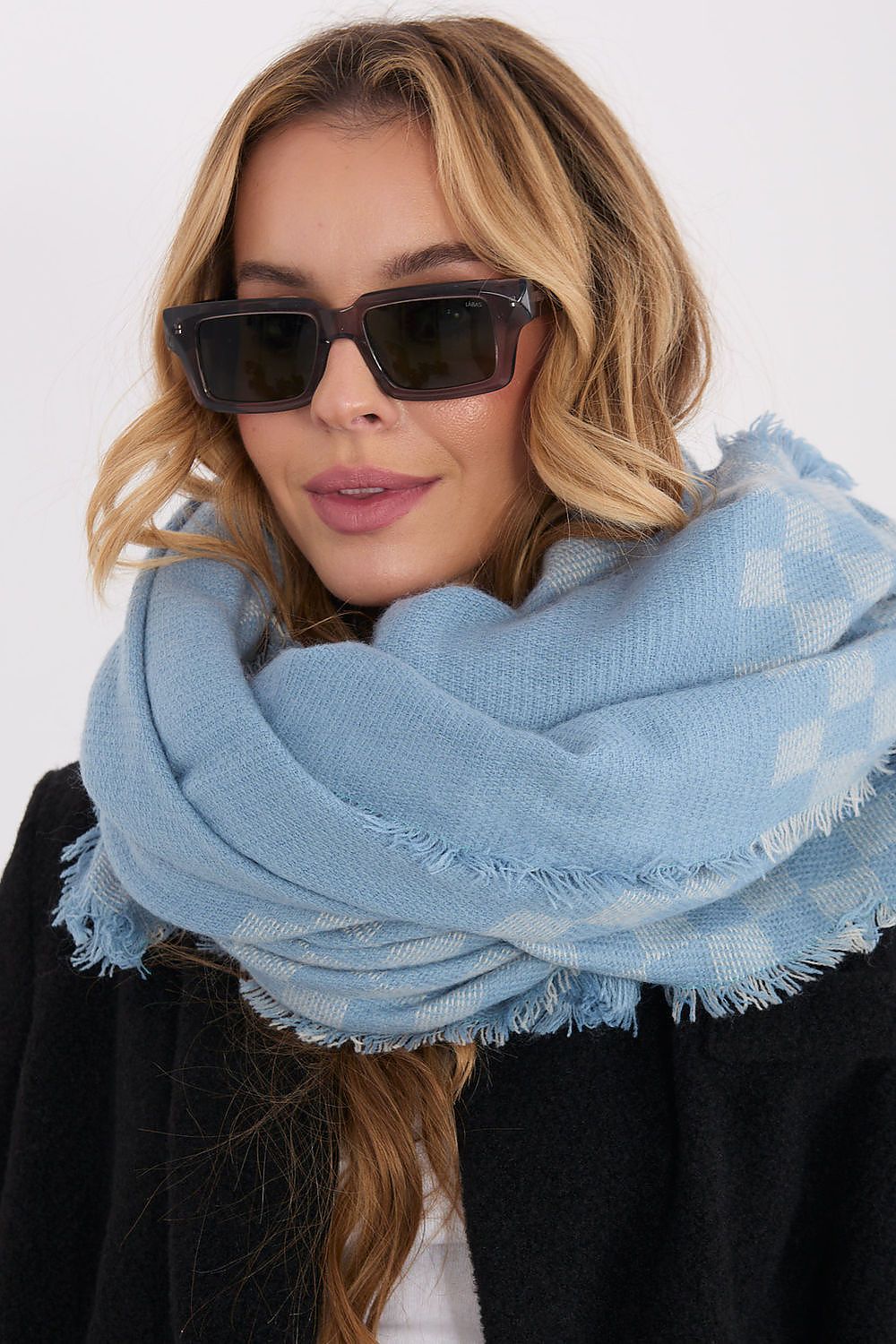 High-quality 148x148cm geometric shawl by AT, woven from viscose and wool, emphasizing luxury and versatility with its modern design and fringed edges.