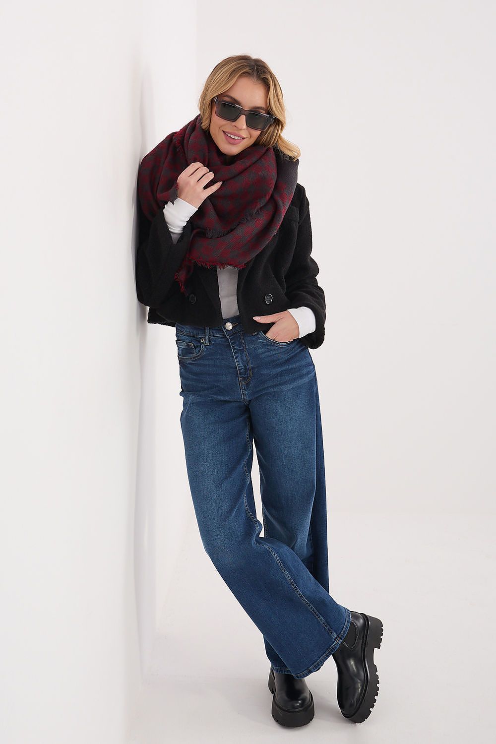 Sophisticated fringed shawl by AT, showcasing a contemporary geometric design in luxurious viscose and wool for versatile styling.