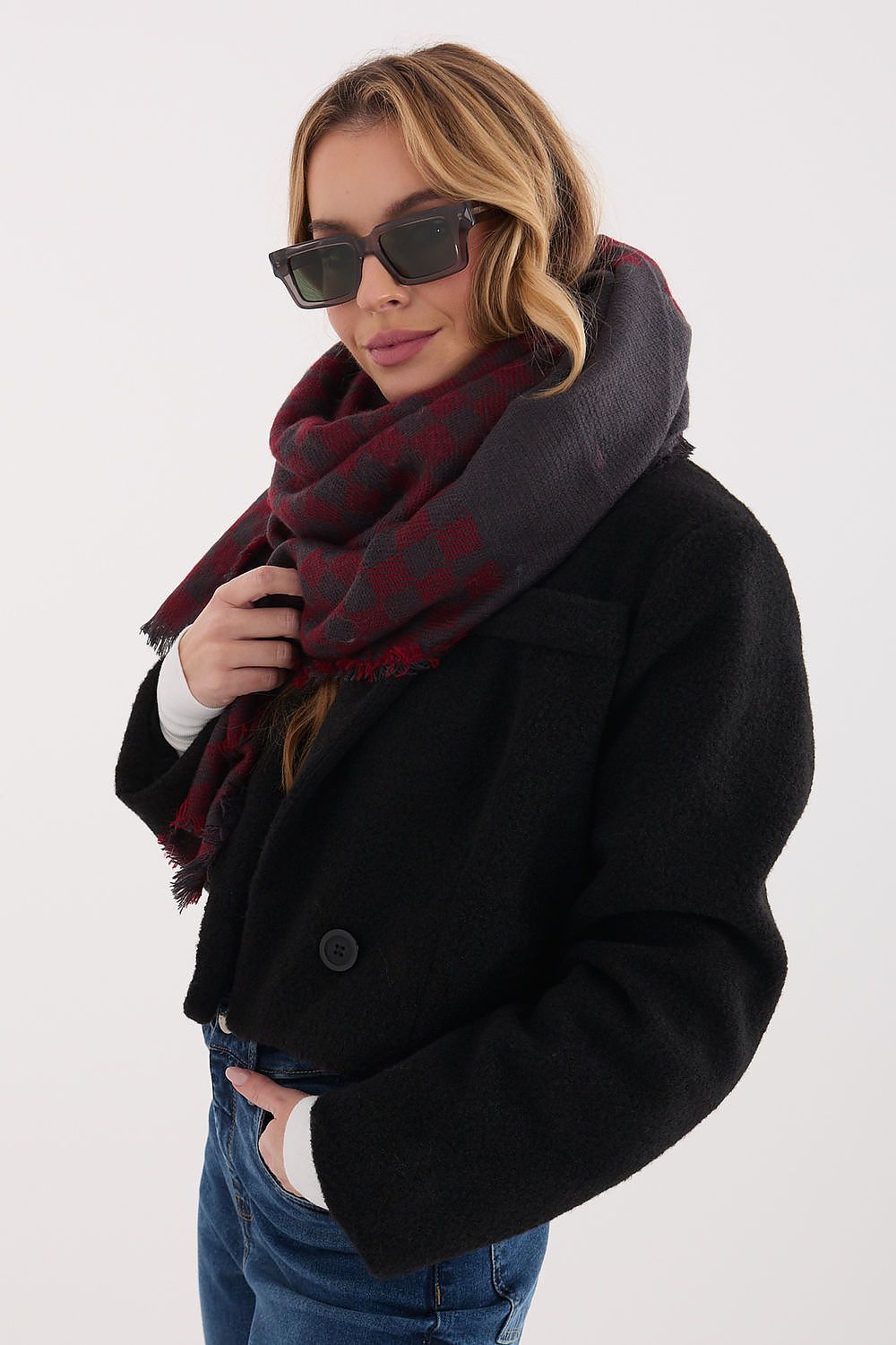 Chic geometric shawl by AT, featuring a soft and luxurious blend of 80% viscose and 20% wool, ideal for elegant outfits.