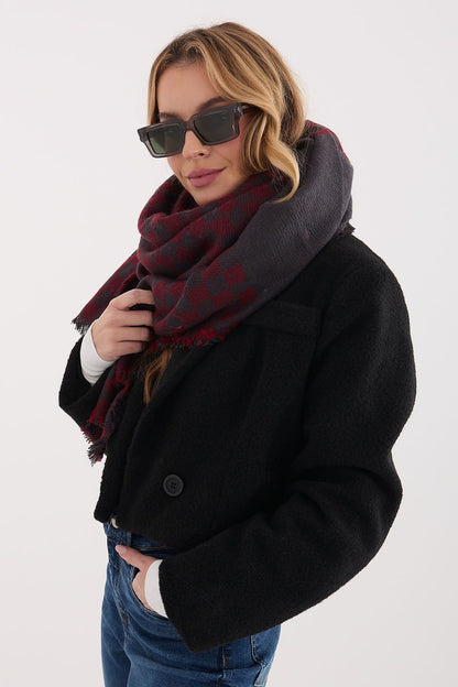 Chic geometric shawl by AT, featuring a soft and luxurious blend of 80% viscose and 20% wool, ideal for elegant outfits.