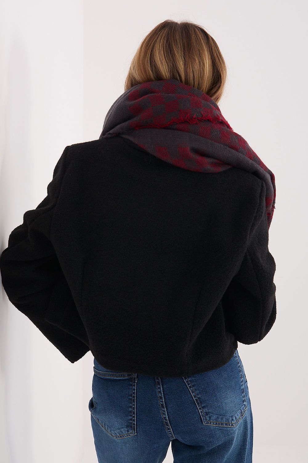 Luxurious 148x148cm geometric shawl by AT, crafted from a premium viscose-wool blend with fringes for elegant styling.