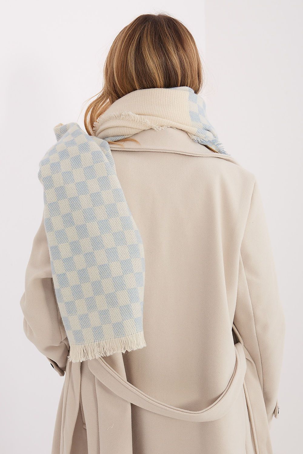 Sophisticated fringes on AT's luxurious geometric shawl made from a viscose-wool blend, perfect for adding charm to any outfit.