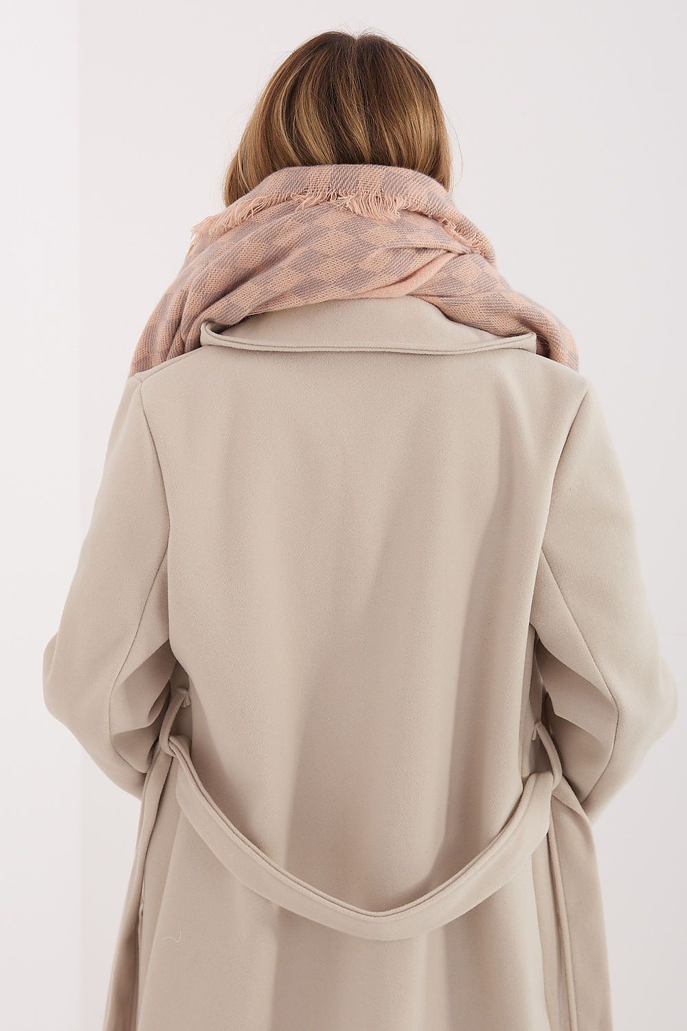 Stylish model wearing the 148x148cm shawl by AT, demonstrating its versatility as a sophisticated accessory.