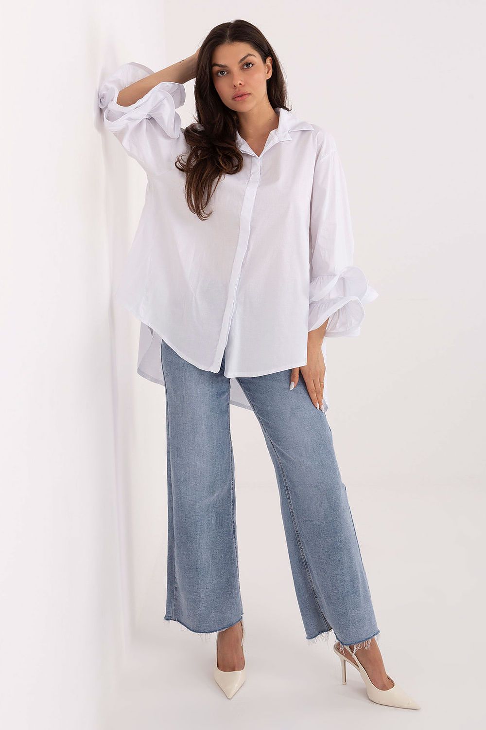 Full ensemble featuring the Italy Moda elegant cotton shirt styled for a chic evening outing, perfect for upscale events.