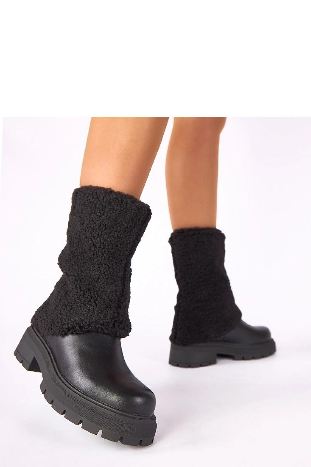 Solea Darlene black ankle boots with a unique rolled upper, crafted for comfort and style, suitable for both casual and elegant outfits.