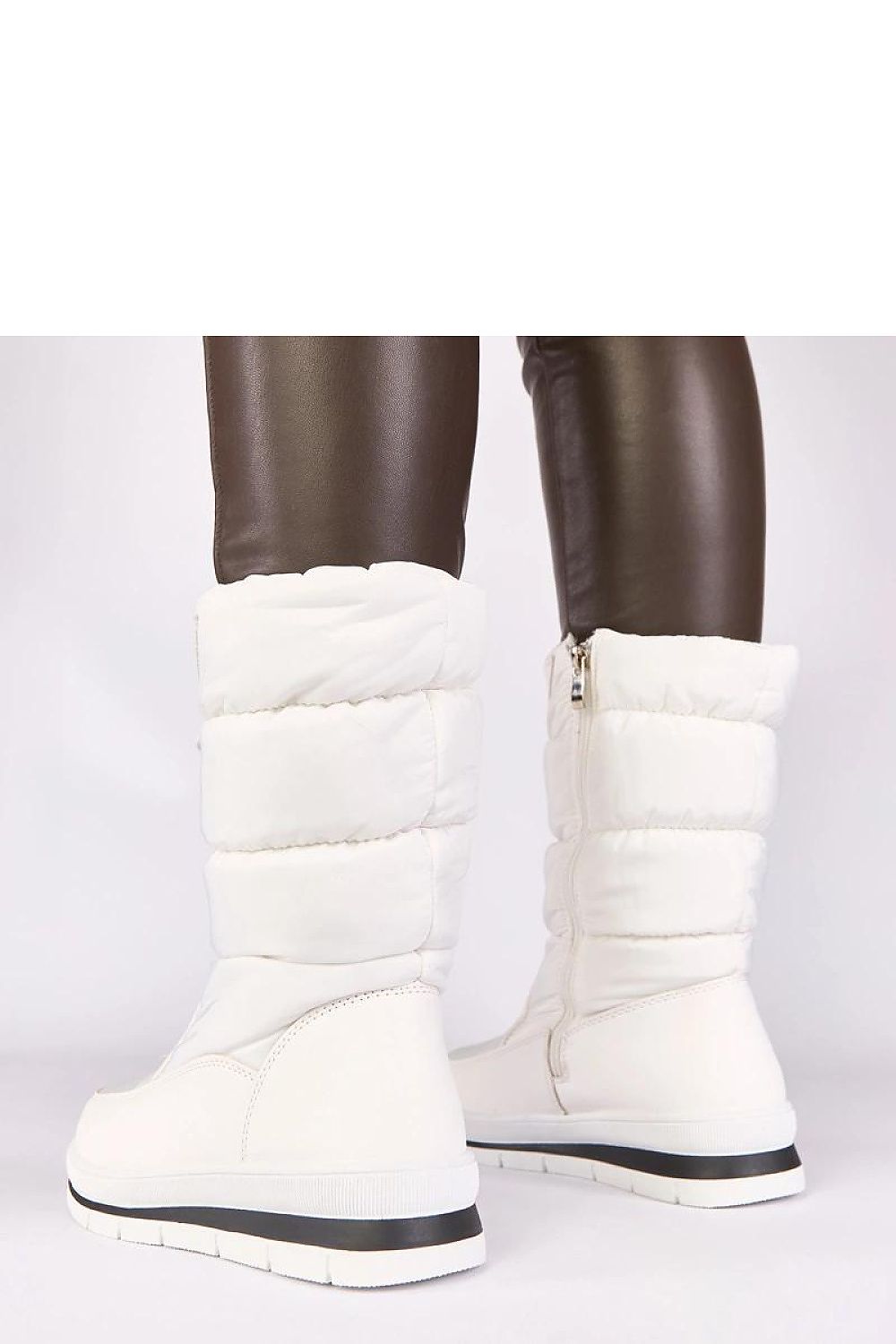 Luxurious Solea white snow boots with a low wedge, showcasing a sporty-urban style, ideal for winter city walks and outdoor adventures.