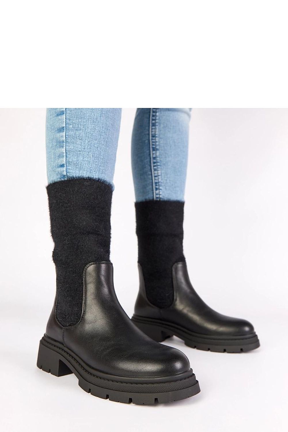 Elegant Solea women's black ankle boots featuring a stylish elastic insert, designed for comfort and versatility, perfect for any occasion.