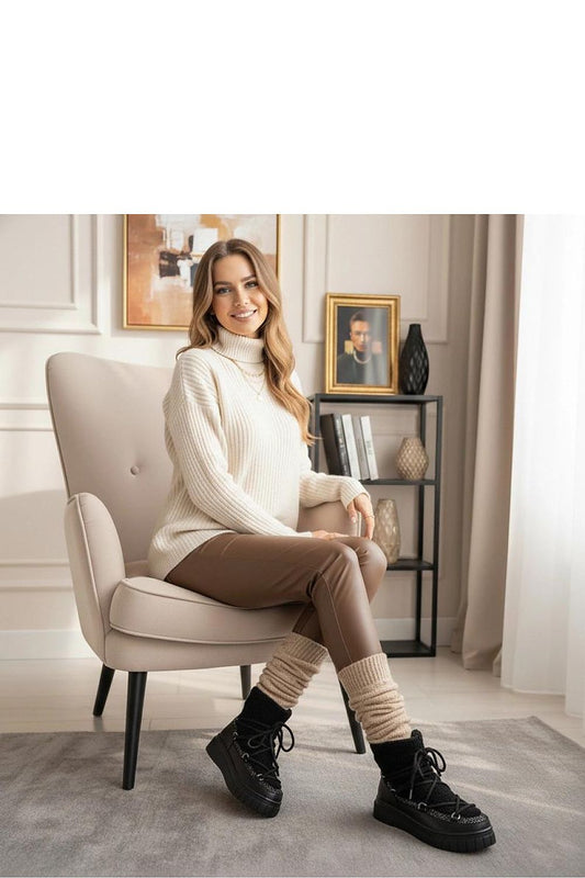 High-quality Solea black snow boots featuring brocade fur and a sturdy sole, providing fashionable winter footwear for women.