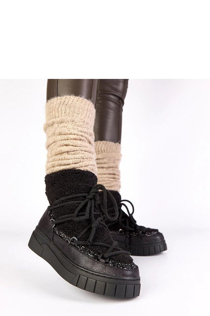 Close-up of Solea black snow boots featuring soft brocade fur lining, epitomising warmth and style for the modern woman.