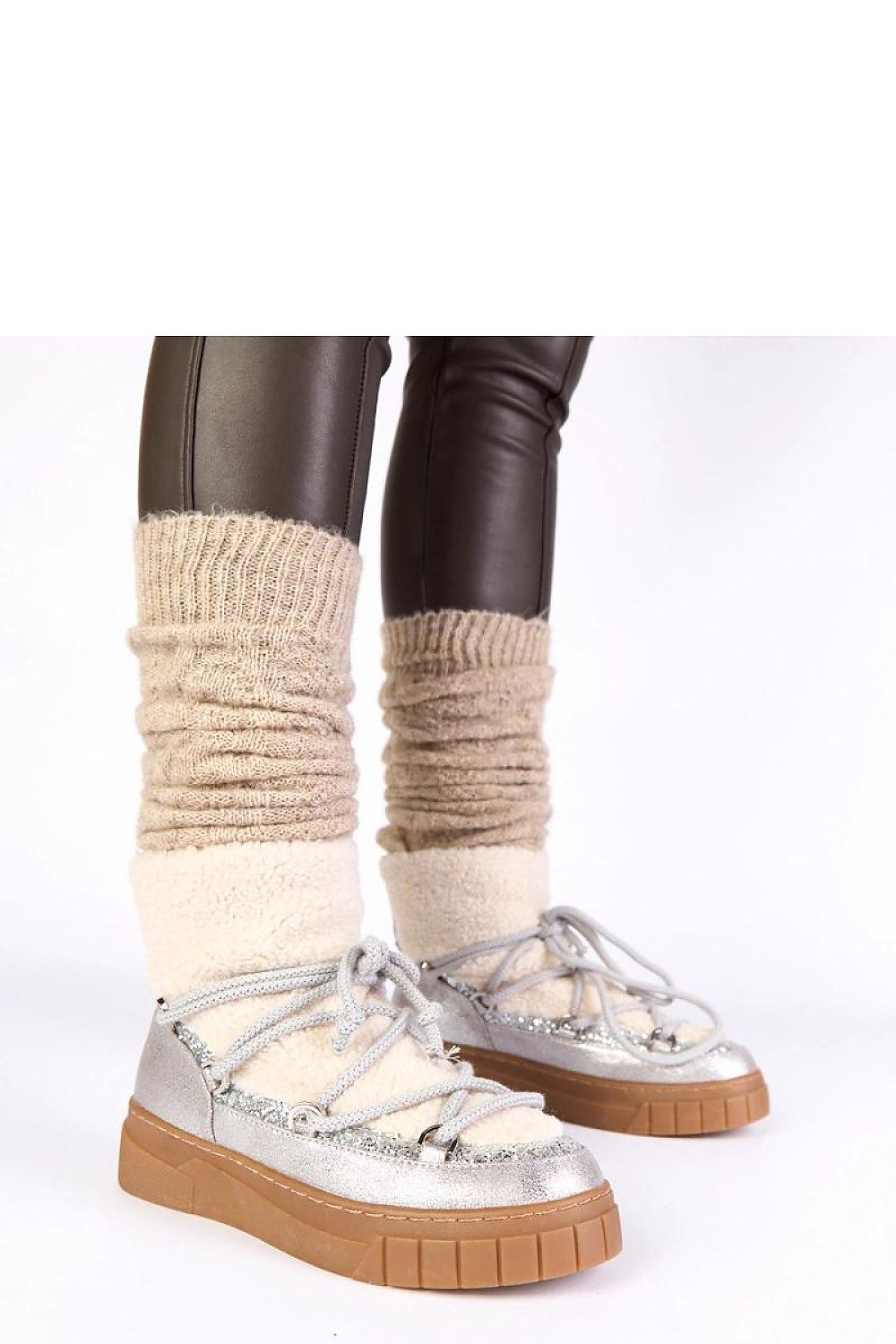 Solea snow boots in black, with a sturdy sole and brocade fur, designed for winter adventures while maintaining a chic look.