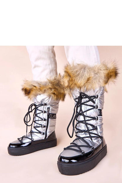 Close-up of Solea Malida silver snow boots featuring luxurious fur lining, designed for warmth and style in cold weather outings.