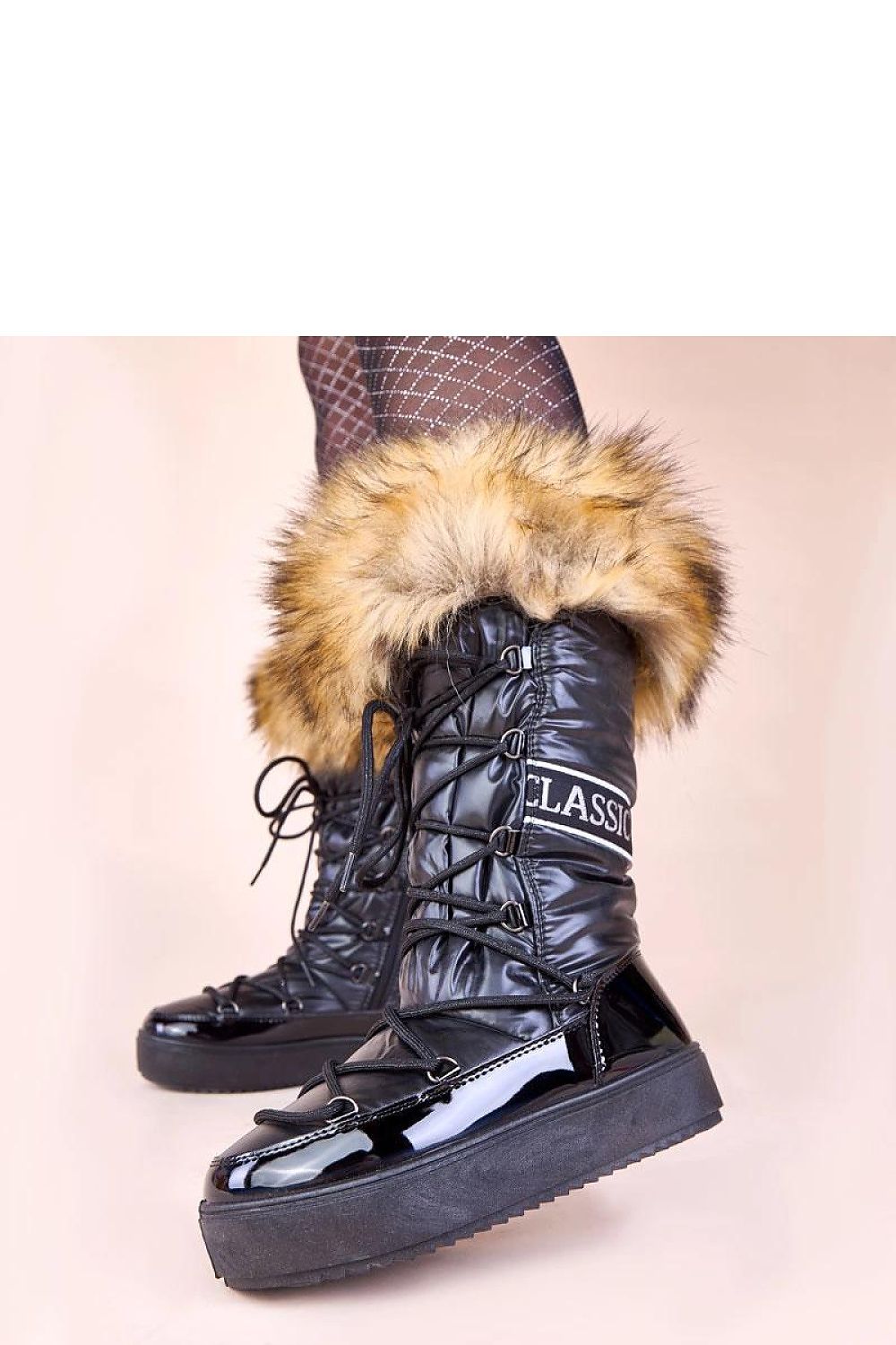 Close-up of Solea women's Eskimo snow boots with fur, highlighting premium craftsmanship and comfort.