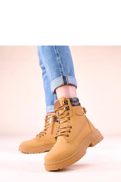 Elegantly designed Solea trapper shoes in beige, capturing the essence of luxury and comfort for women’s footwear during cooler seasons.