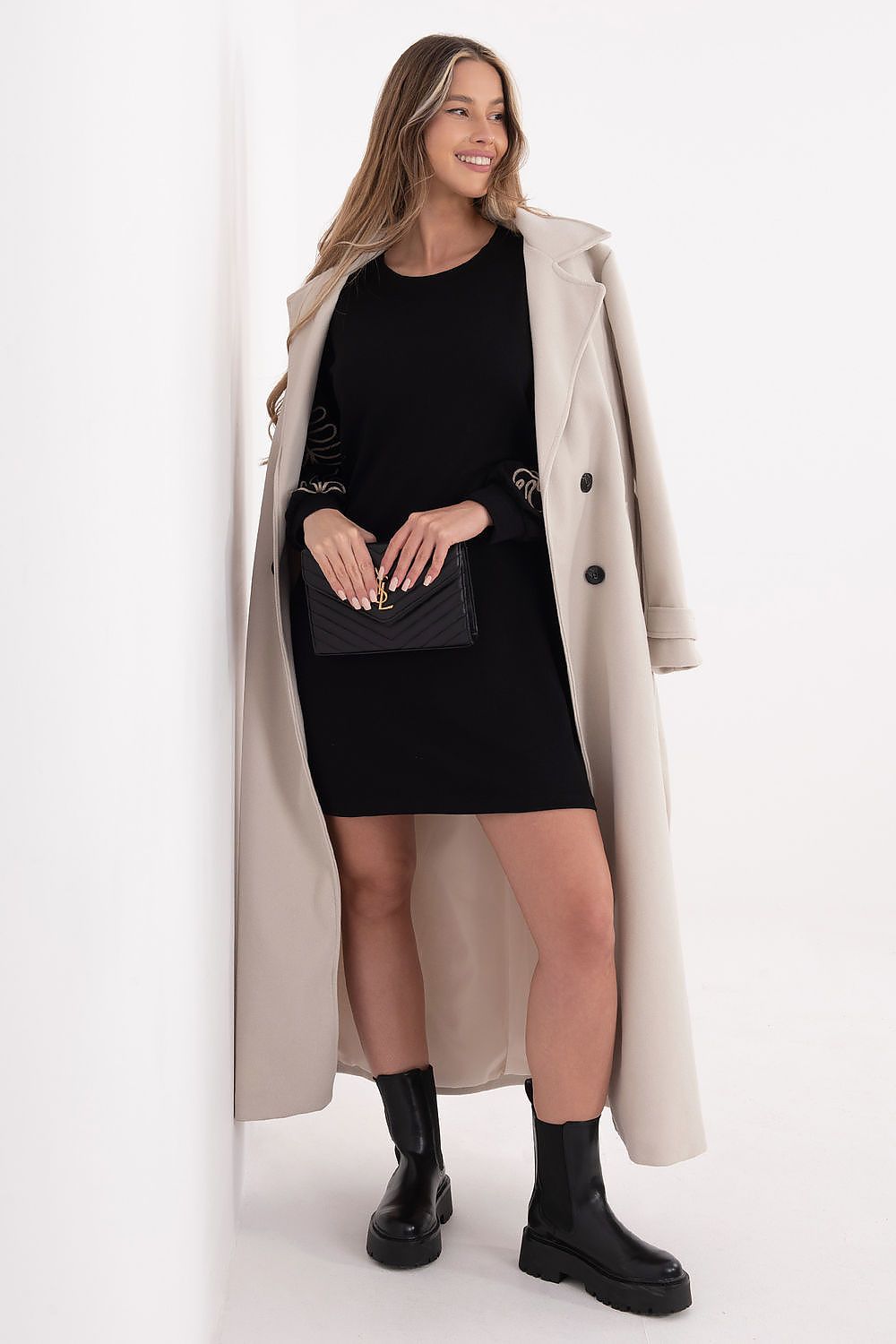 Elegant casual daydress with embroidered sleeves by Rue Paris, showcasing a feminine silhouette, perfect for everyday wear.