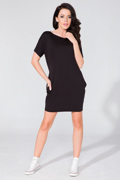 Tessita Daydress in elegant wide cut featuring pockets and raw neckline, crafted from a luxurious cotton blend.