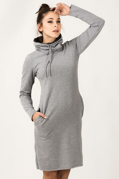 Elegant display of Tessita's Sporty Daydress, highlighting the contrast of hues and turtleneck style that brings a touch of luxury to everyday wear.