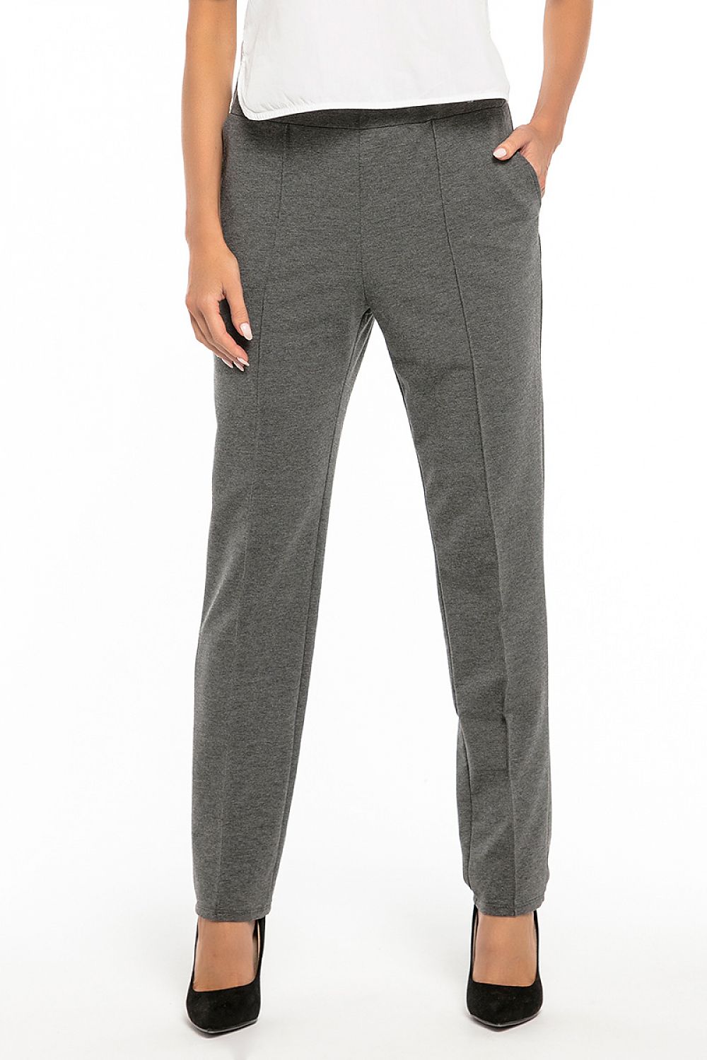 Chic women’s cotton knit pants with pockets by Tessita, embodying sophistication and practicality.