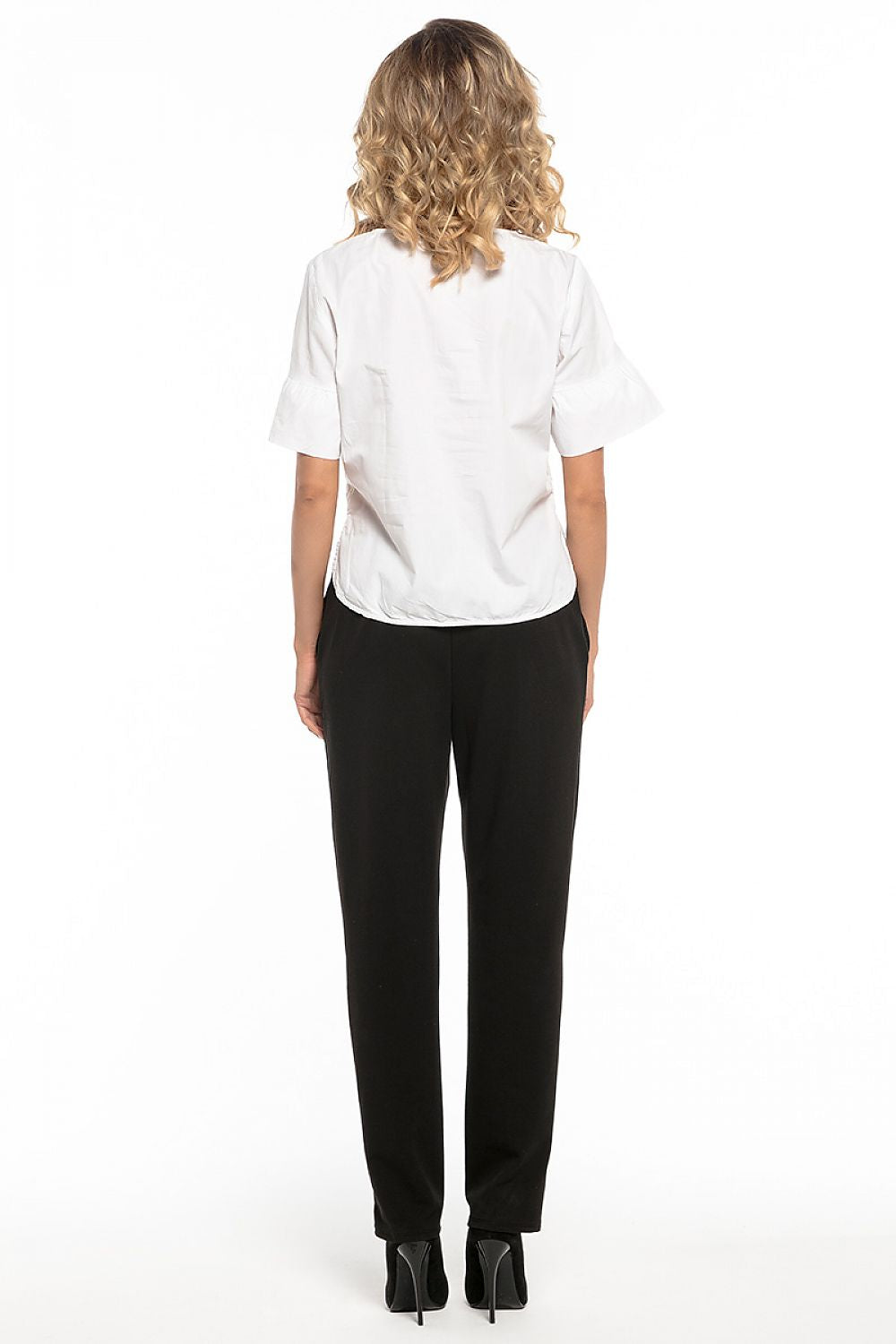 Elegant women’s cotton knit trousers with pockets by Tessita, showcasing a luxurious design ideal for various occasions, available in multiple sizes.