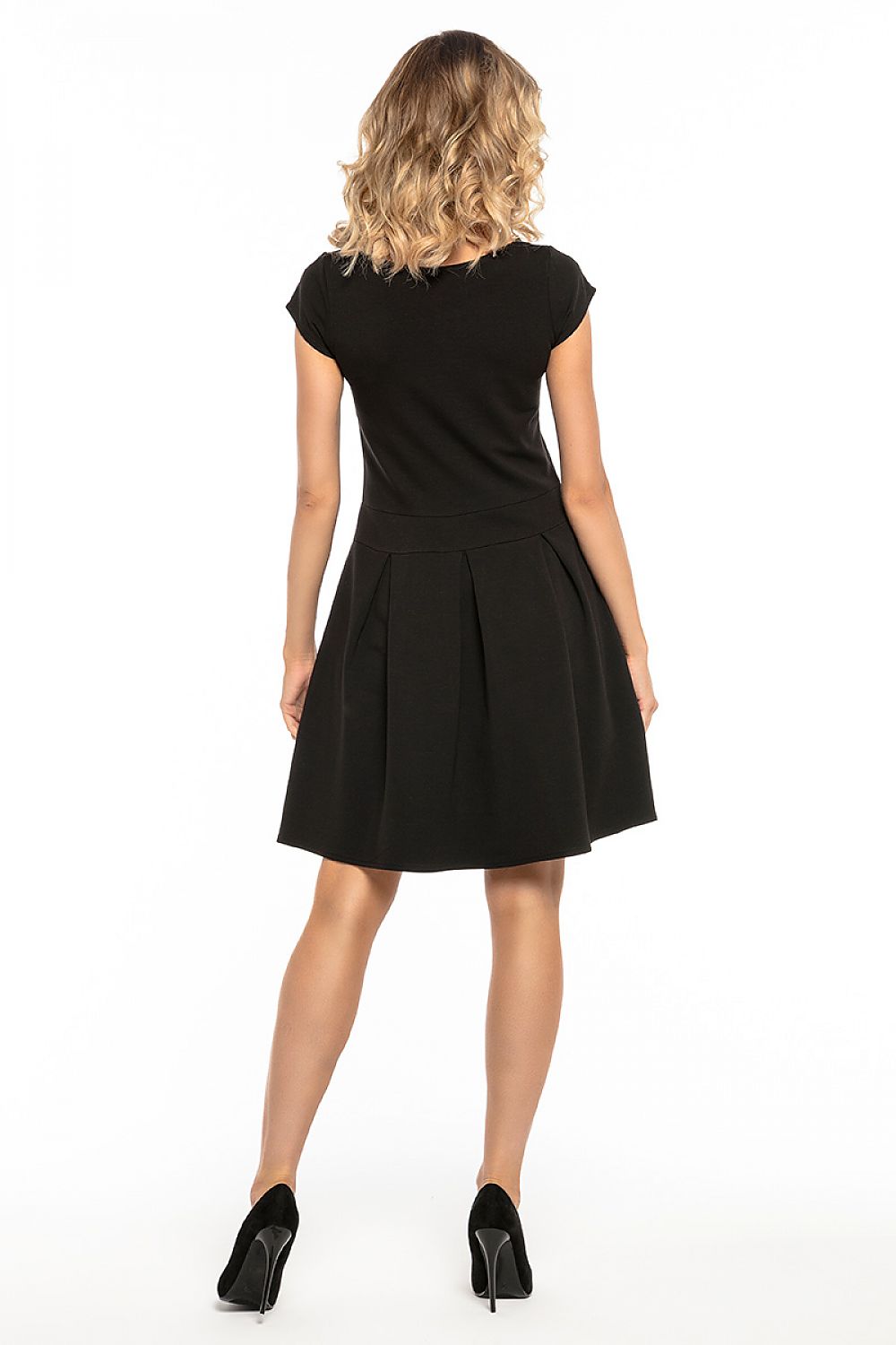 Elegant Tessita daydress featuring contrasting pleats, a sophisticated boat neckline, and short sleeves, perfect for upscale occasions.