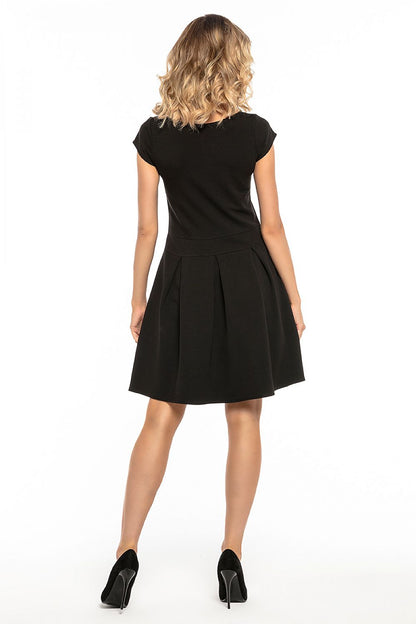 Elegant Tessita daydress featuring contrasting pleats, a sophisticated boat neckline, and short sleeves, perfect for upscale occasions.