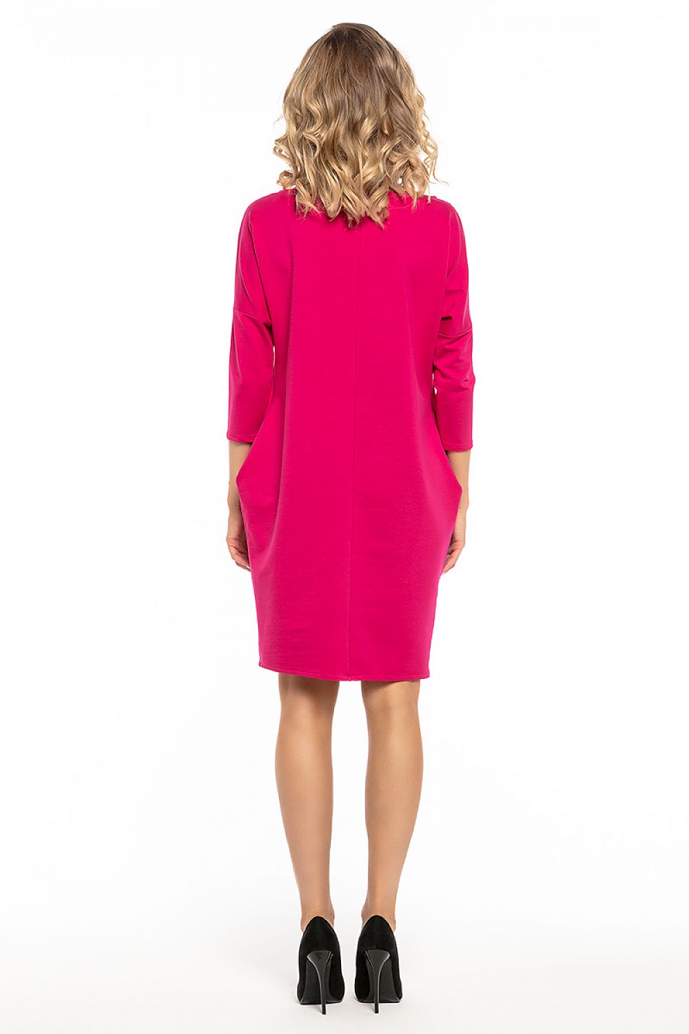 Side view of the Tessita loose-fitting daydress, highlighting its graceful silhouette and sophisticated design.