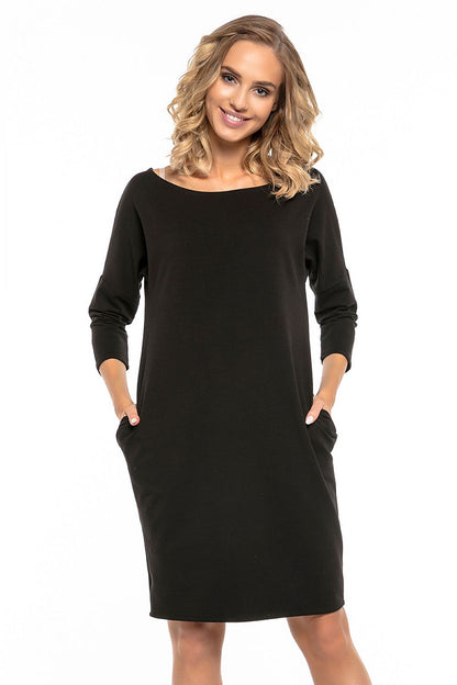 Close-up of pockets on the elegant loose-fitting daydress by Tessita, perfect for everyday convenience.