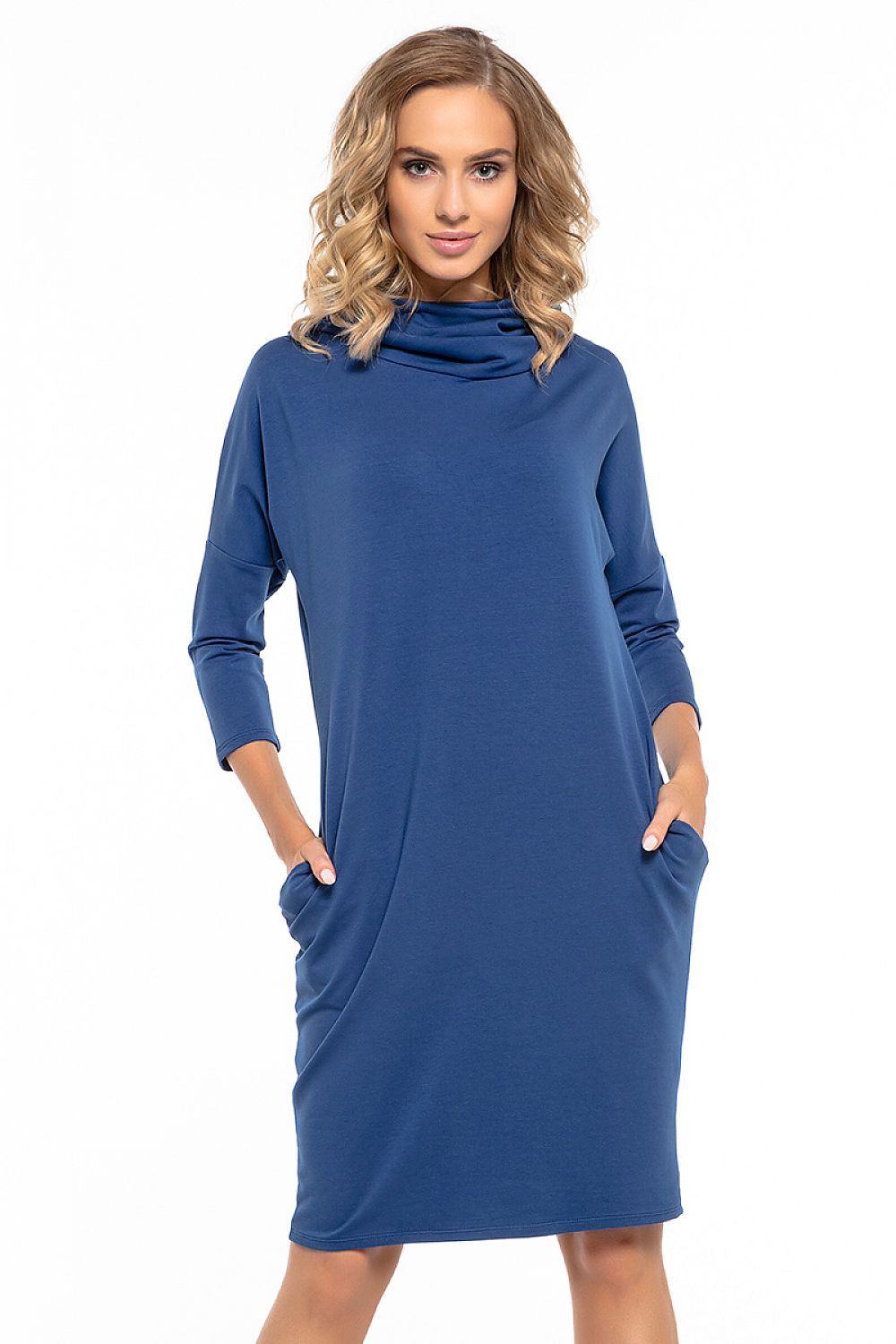 Luxurious Tessita Daydress featuring a loose-fitting design, elegant boat neckline, and 3/4 sleeves with practical pockets, perfect for sophisticated daywear.