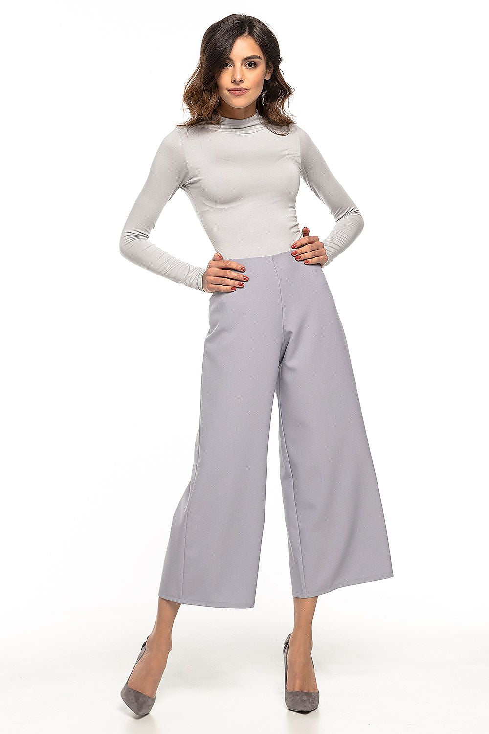 Stylish Tessita high waisted trousers in a flattering 7/8 length with wide legs and unique side zip, ideal for modern, sophisticated fashion.