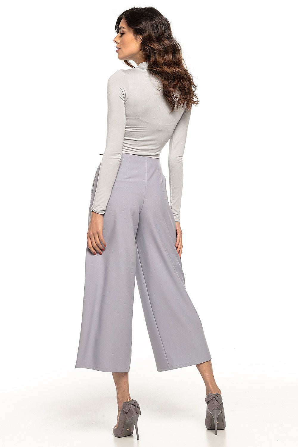 Stylish women's high waisted 7/8 trousers with wide leg by Tessita, featuring decorative side zip, perfect for elegant and casual styling.