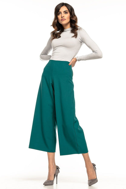 Model wearing Tessita's high waisted 7/8 trousers with wide leg, effortlessly combining comfort and elegance for discerning women.