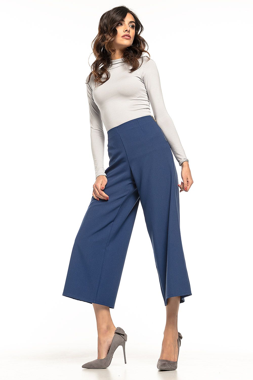 Elegant Tessita high waisted 7/8 trousers for women, featuring a wide leg design and decorative side zip, perfect for stylish and sophisticated outfits.