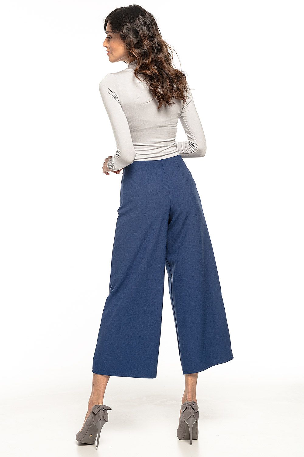 Chic women's high waisted trousers by Tessita, showcasing a modern 7/8 length with decorative zipper, ideal for both casual and formal looks.