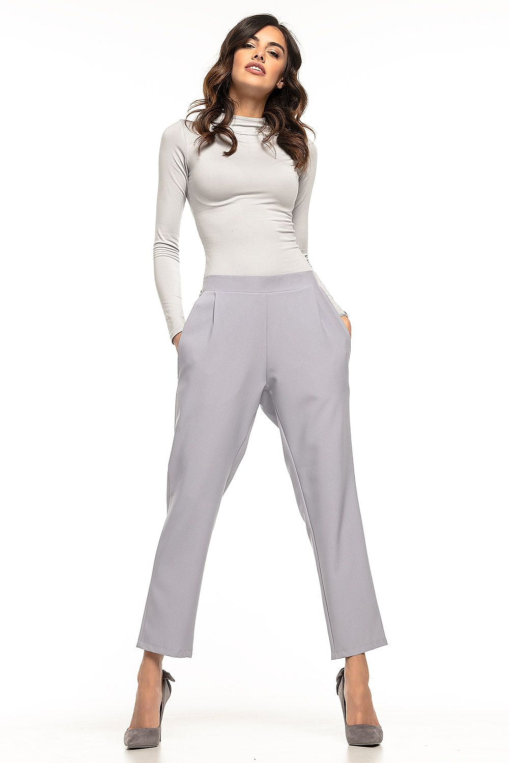 Elegant Tessita women's tailored cigarette trousers featuring decorative pleats and functional pockets, perfect for sophisticated and casual outfits.