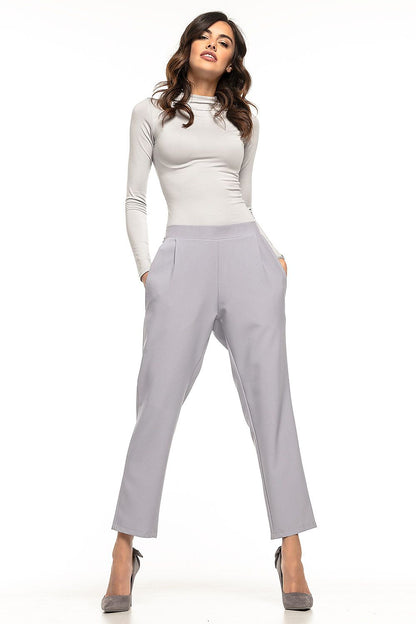 Elegant Tessita women's tailored cigarette trousers featuring decorative pleats and functional pockets, perfect for sophisticated and casual outfits.