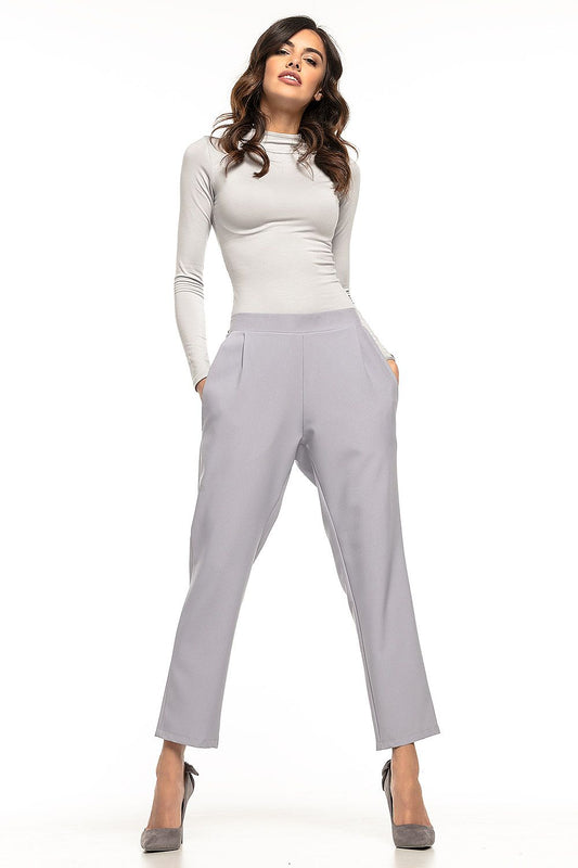 Elegant Tessita women's tailored cigarette trousers featuring decorative pleats and functional pockets, perfect for sophisticated and casual outfits.