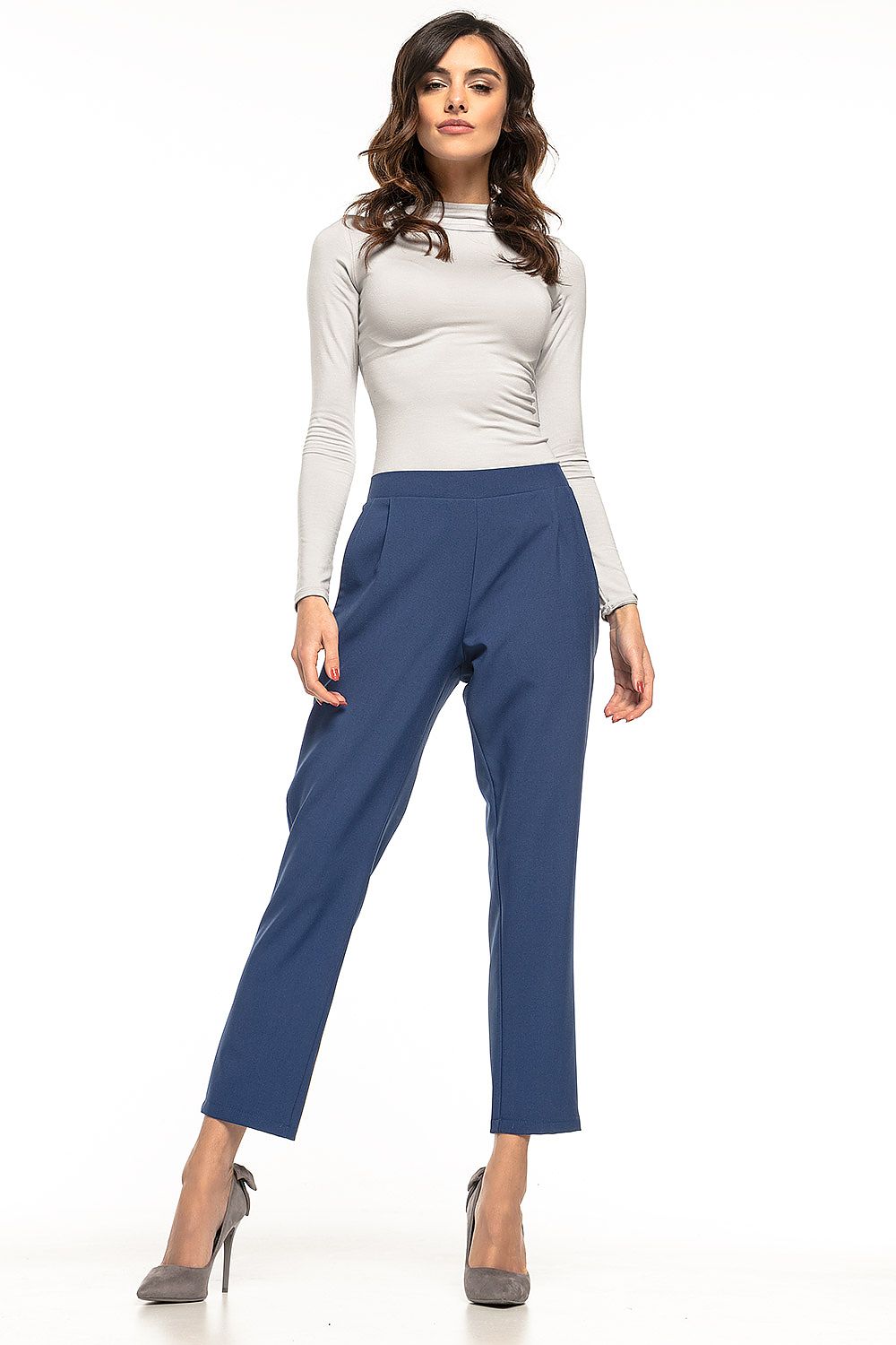 Tessita Women's Elegant Cigarette Trousers with pleats and pockets, tailored fit for luxury style, perfect for classy outfits.