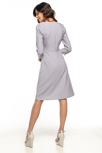 Elegant Tessita Daydress showcasing 3/4 sleeves and a trapezoidal hem, ideal for sophisticated occasions.