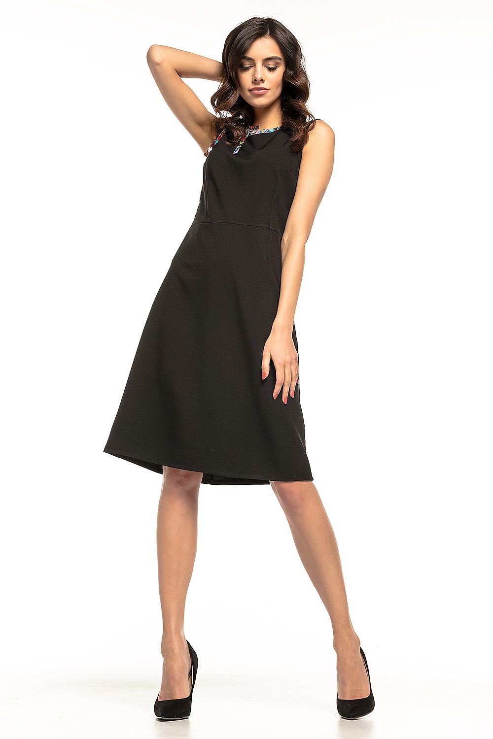 Elegant Tessita daydress featuring a trapezoidal hem and decorative tie neckline, perfect for sophisticated work and casual styling.