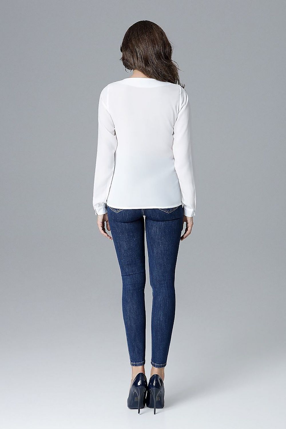 Stunning model wearing Lenitif's luxury long-sleeve blouse with zipper, highlighting its chic fit paired with trendy 7/8 trousers.