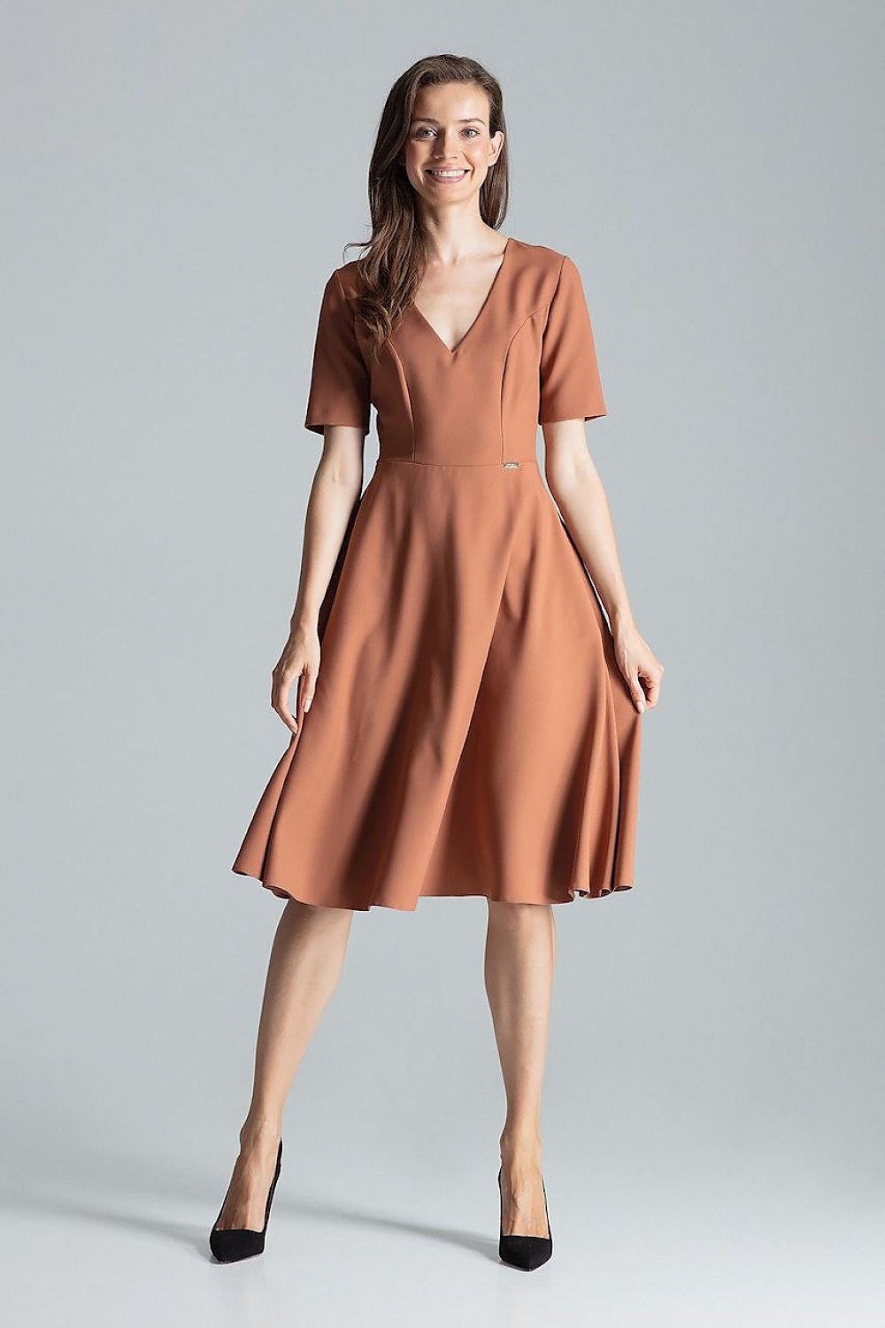 Elegant maroon midi dress with short sleeves, side pockets and flared skirt by Figl, perfect for sophisticated occasions.